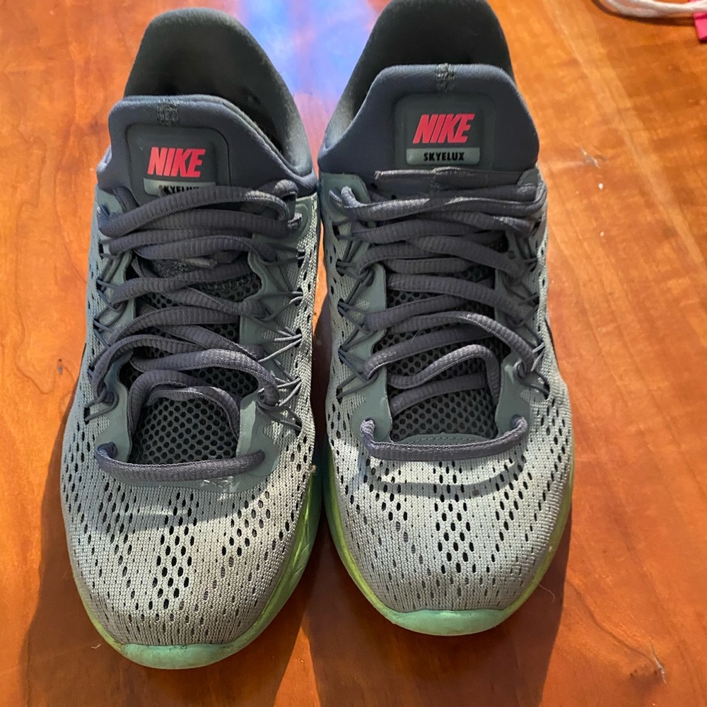 selling because I had foot surgery and too tight